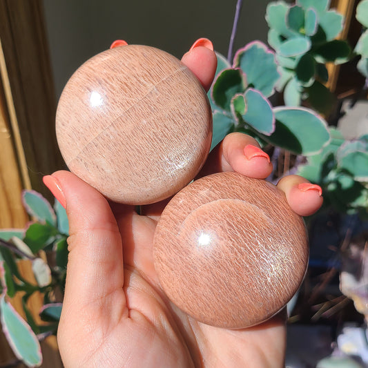 Peach Moonstone palm Round *NEW